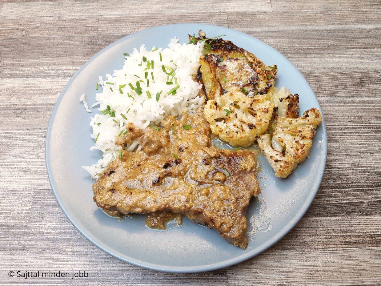 mustáros marhaszelet sajtos rizzsel és parmezános sült zöldségekkel