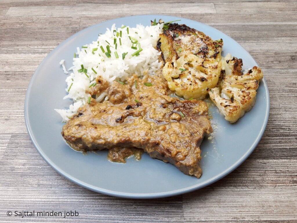 mustáros marhaszelet sajtos rizzsel és parmezános sült zöldségekkel