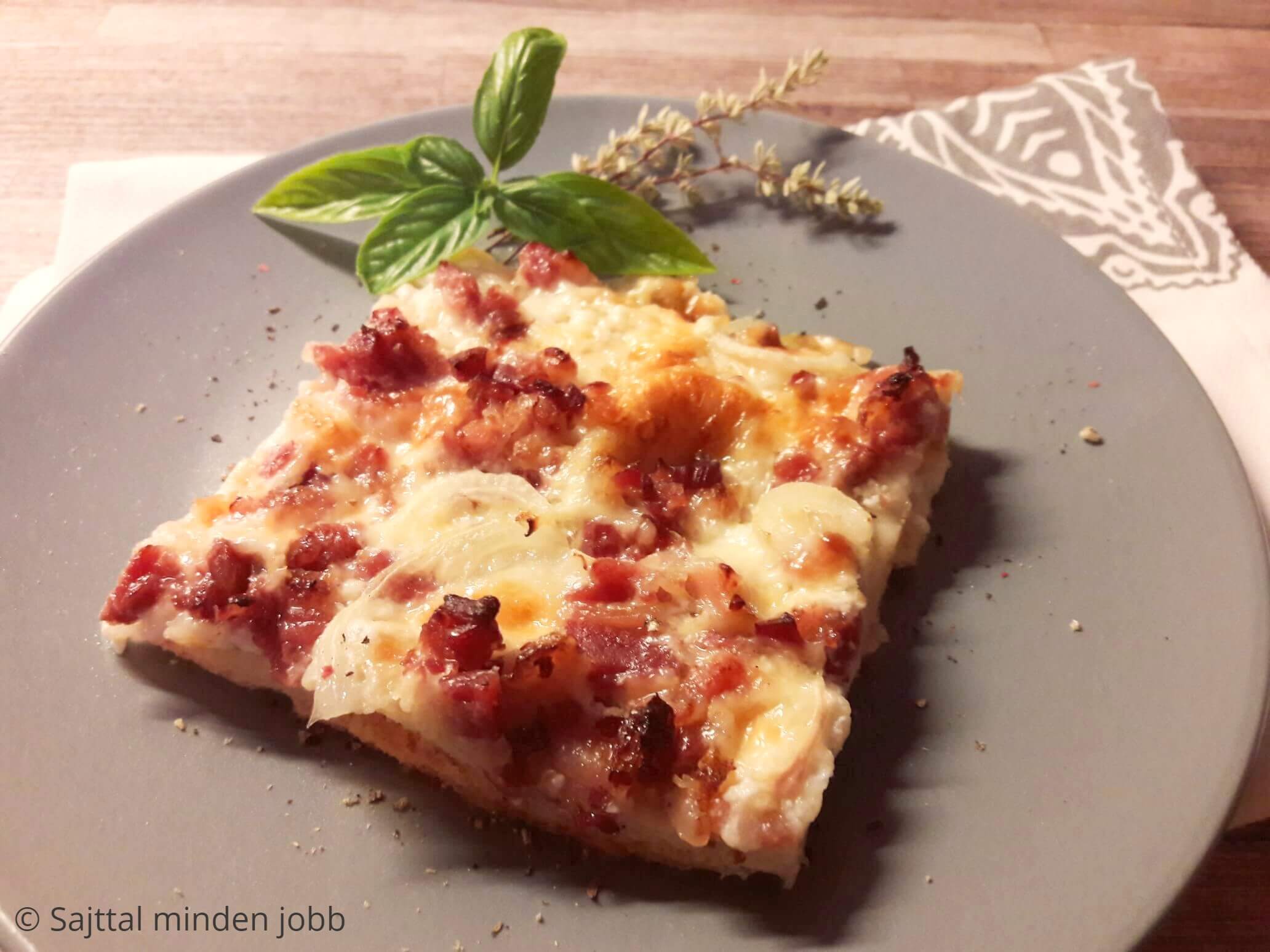 Baconos-sajtos lepény