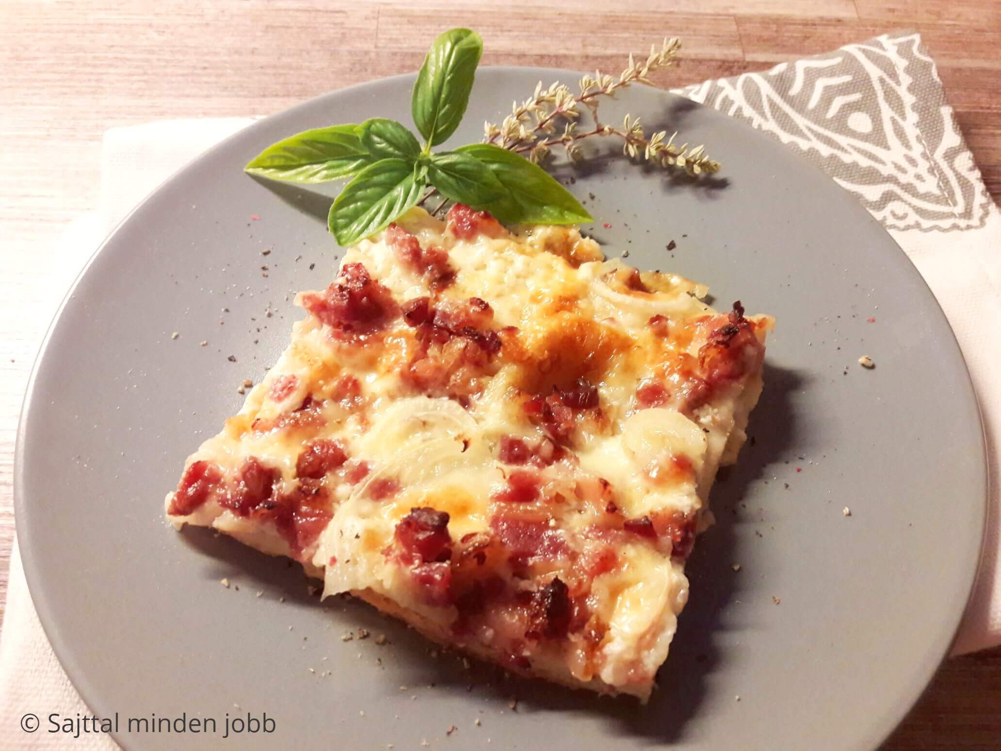 Baconos-sajtos lepény