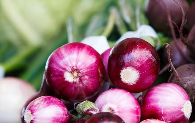 Egy királyi kísérő: kakukkfüves lilahagymalekvár